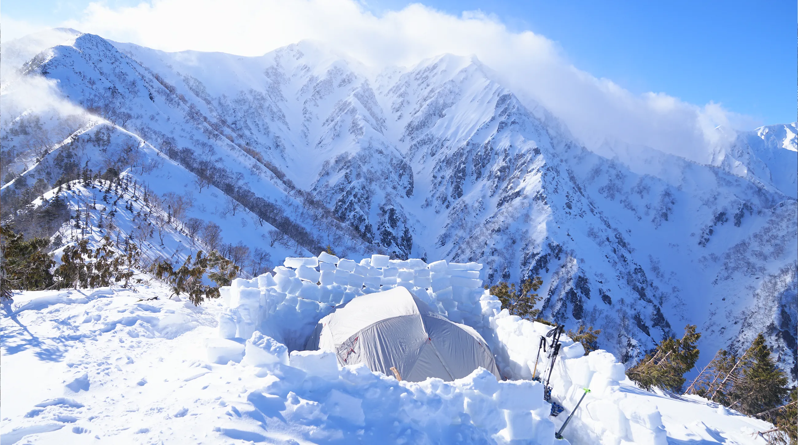 爺ヶ岳の冬季バリエーション「東尾根」で雪上テント泊！