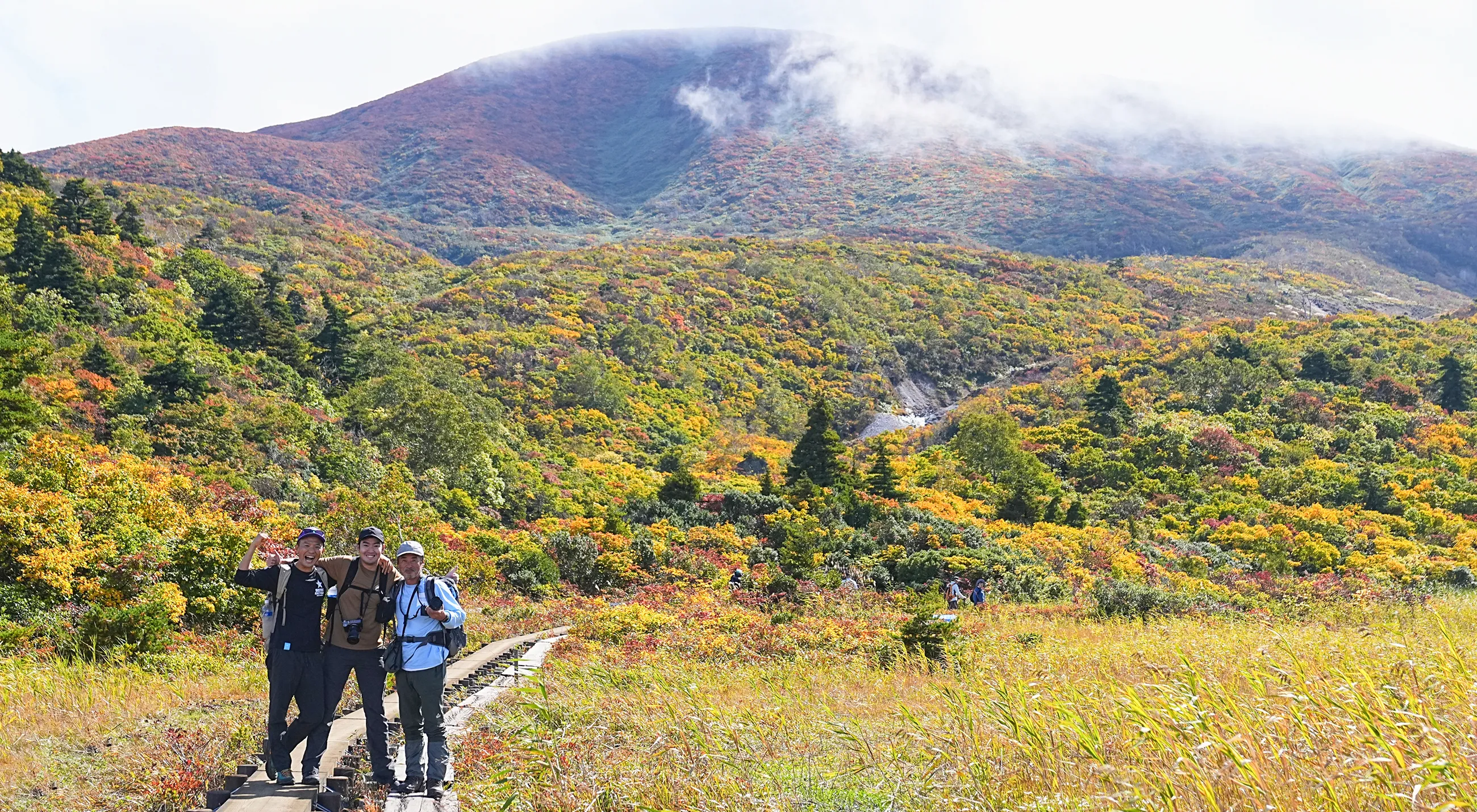 紅葉に染まる 東北・栗駒山 紅葉ハイキング