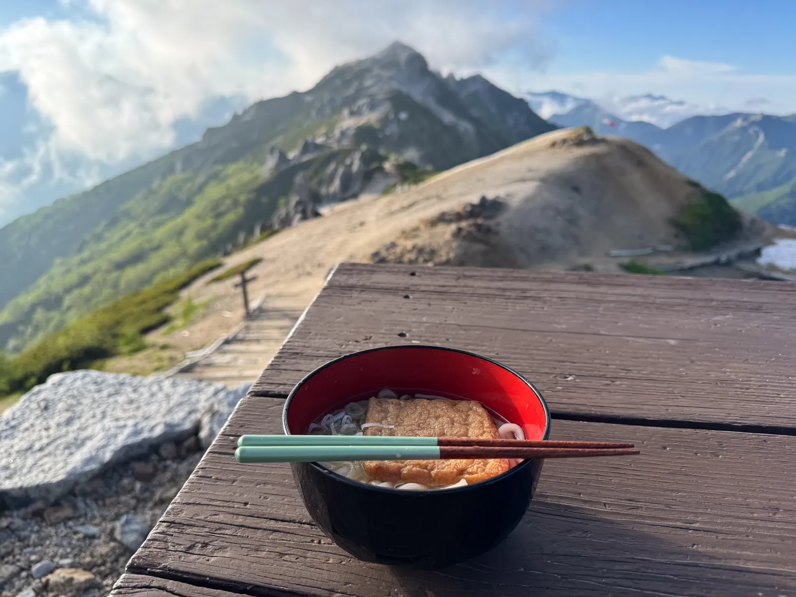 日本屈指の人気の山「燕岳」にテント泊で登る